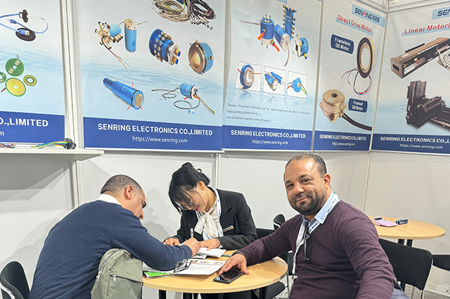 One Staff Meeting with Long-Term Customers at Exhibition.jpg